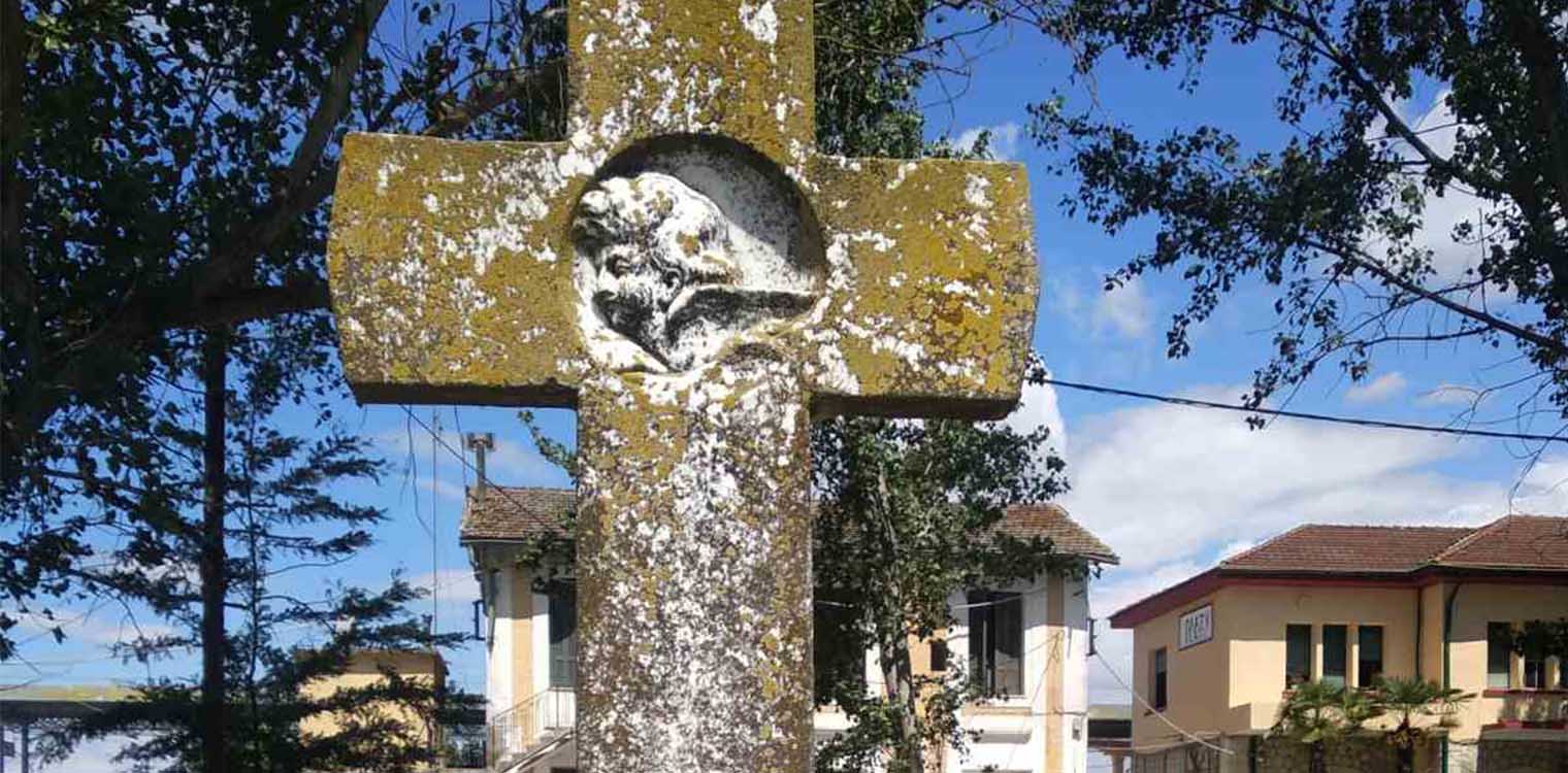 Ημαθία: Πέτρινος σταυρός στον σιδηροδρομικό σταθμό στο Πλατύ «αφηγείται» μια άγνωστη αλλά σημαντική πτυχή της ιστορίας