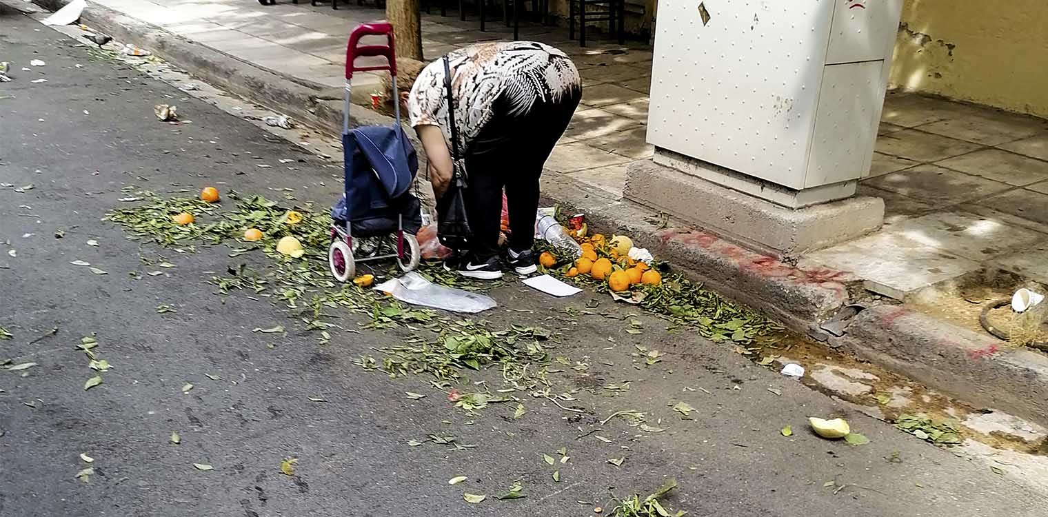 Νέος Κόσμος: Πολίτες μαζεύουν ό,τι βρουν στα σκουπίδια με το τέλος της λαϊκής (Θλιβερές Εικόνες)