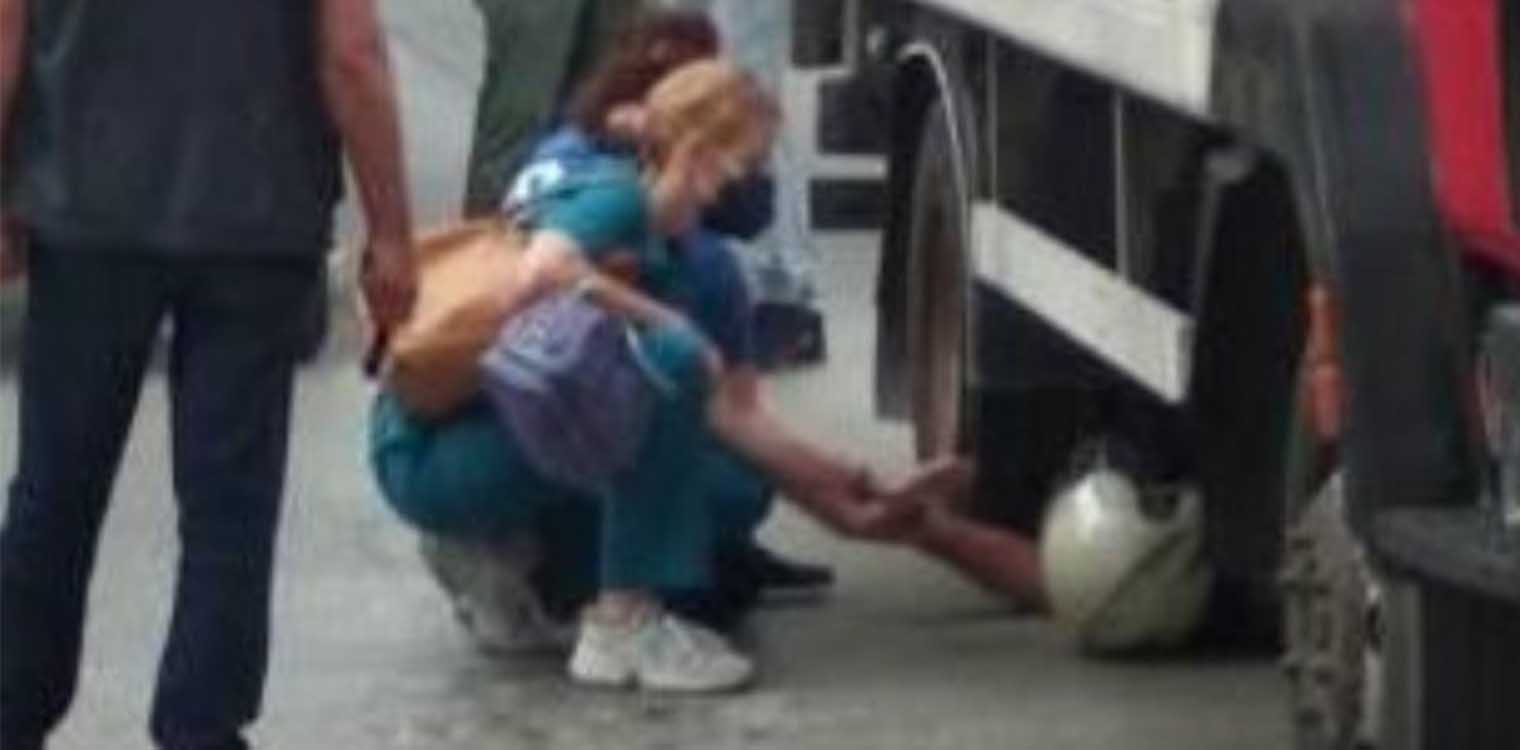 Πάτρα: Τροχαίο με μηχανή - Ο οδηγός της σφήνωσε κάτω από φορτηγό
