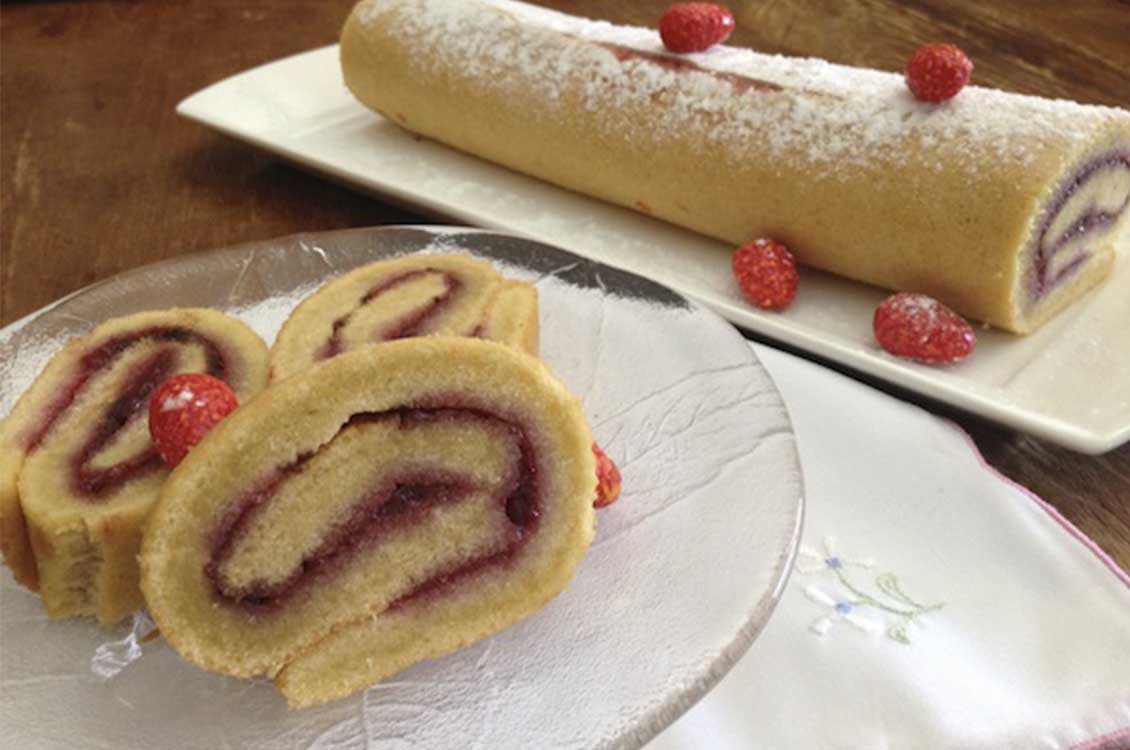 Ρολό παντεσπάνι με μαρμελάδα φράουλα και νιφάδες κουβερτούρας!