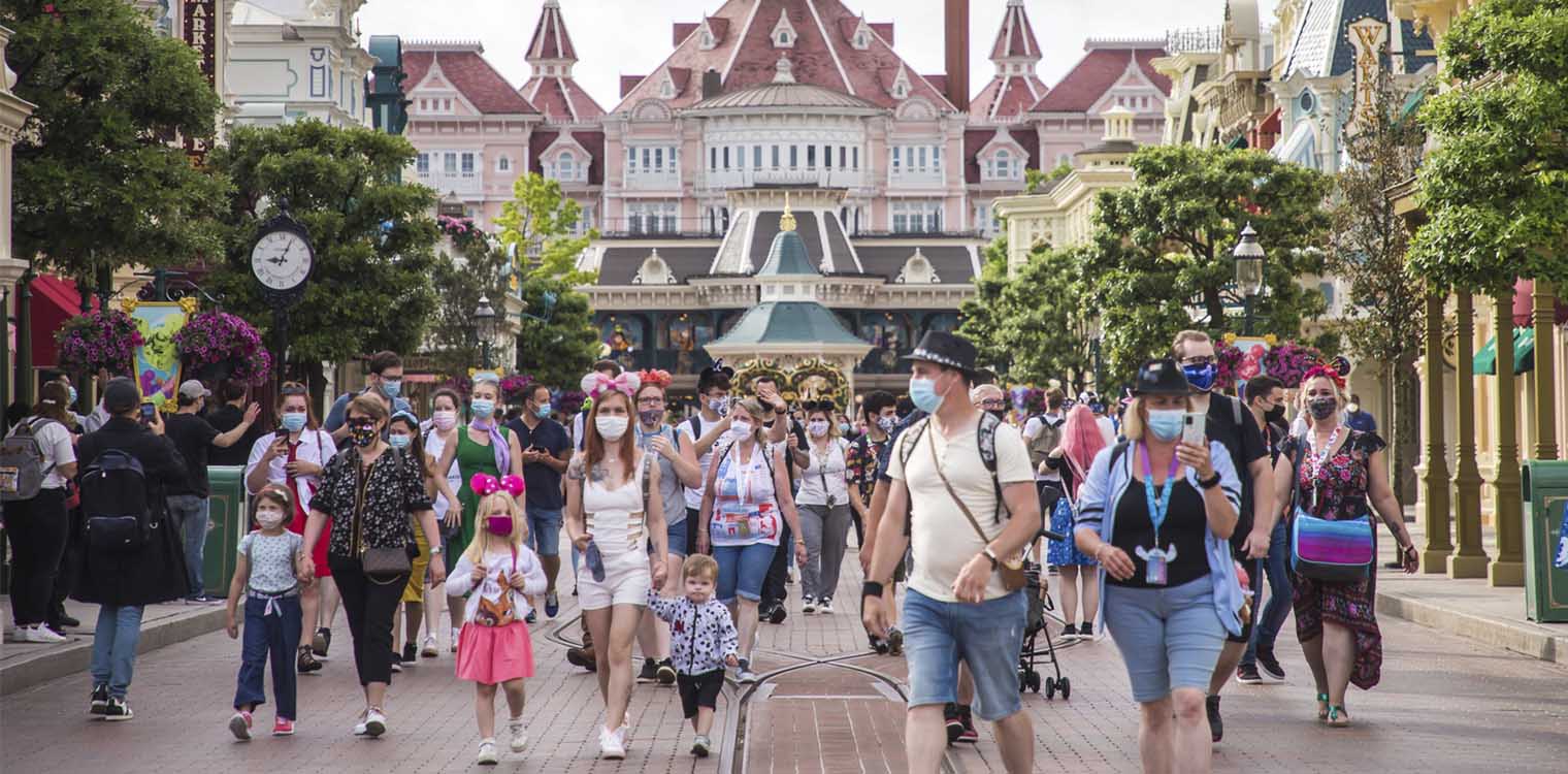 Άνοιξε ξανά η Disneyland Paris, όμως ο Μίκι Μάους δεν θα δίνει αγκαλιές