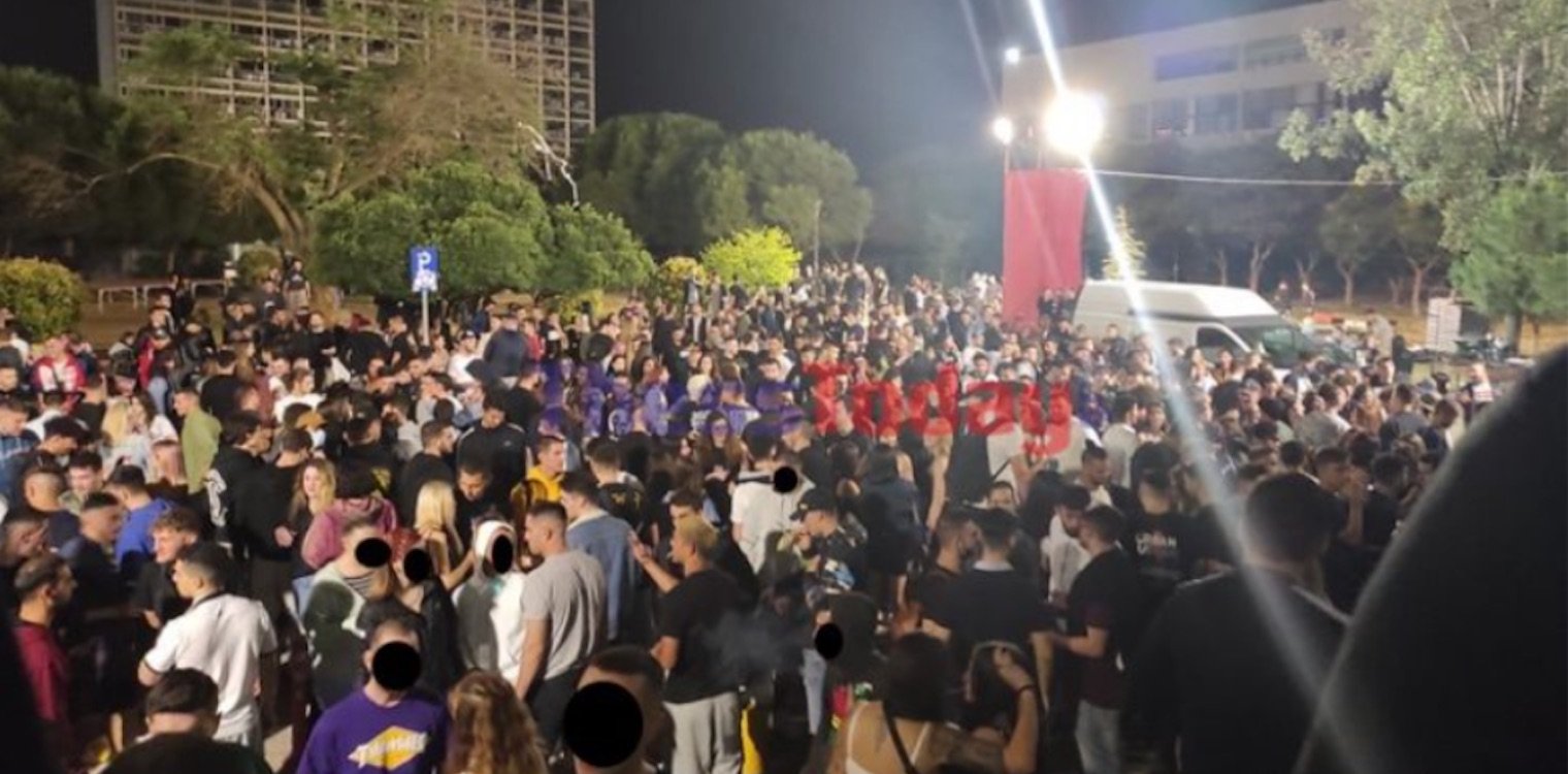 Κορωνοπάρτι στο ΑΠΘ: Χιλιάδες άτομα διασκεδάζουν ξέφρενα χωρίς αποστάσεις και μέτρα - Δείτε βίντεο