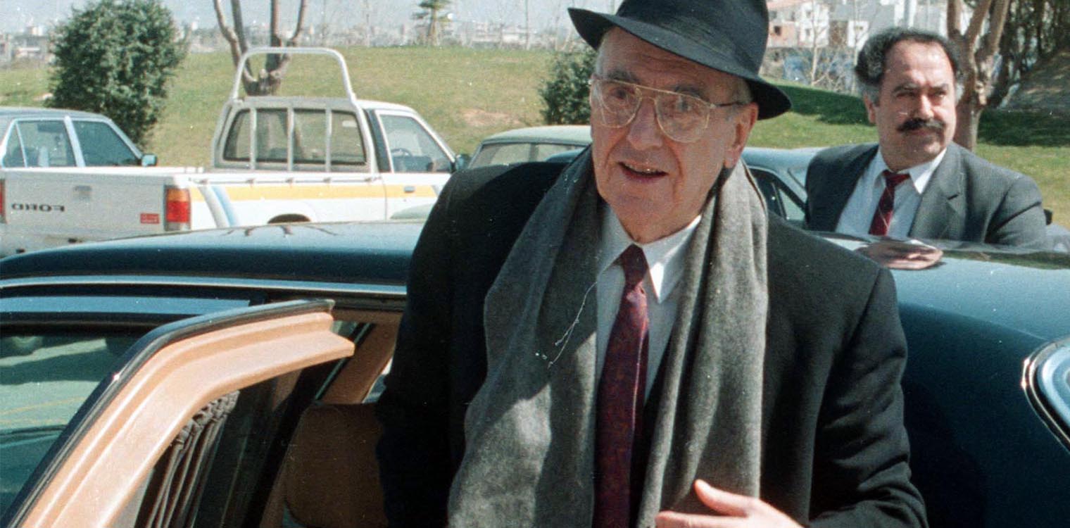 Από το νεύμα στην Μιμή, στο «Τσοβόλα δώστα όλα» και το «καληνύχτα κ. Μητσοτάκη»: Ο αξέχαστος Ανδρέας Παπανδρέου (videos)