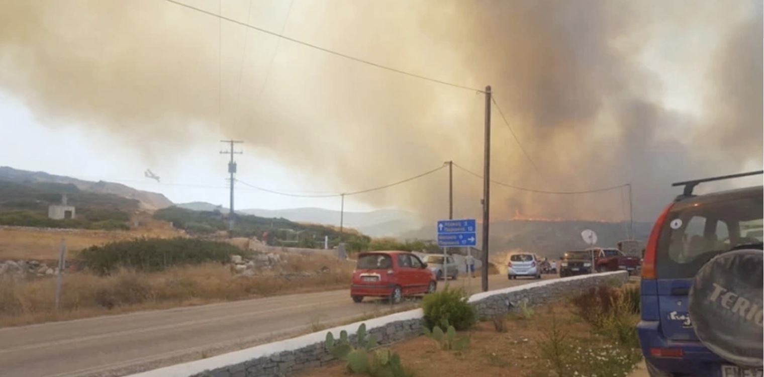 Πυρκαγιά στην Πάρο: «Μάχη» υπό δύσκολες συνθήκες - Χωρίς ενιαίο μέτωπο η φωτιά, διάσπαρτες οι εστίες