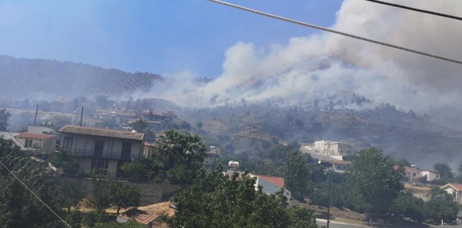 Φωτιά στην Κύπρο: Συγκλονιστικό βίντεο από τη στιγμή που οι κάτοικοι έρχονται αντιμέτωποι με τις φλόγες