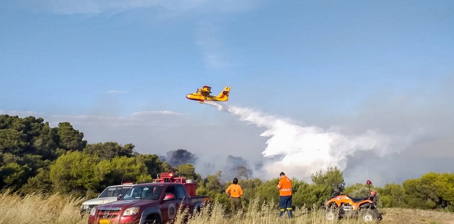 Φωτιά στα Μέθανα: Ενισχύονται οι δυνάμεις της Πυροσβεστικής - Εκκενώθηκε οικισμός