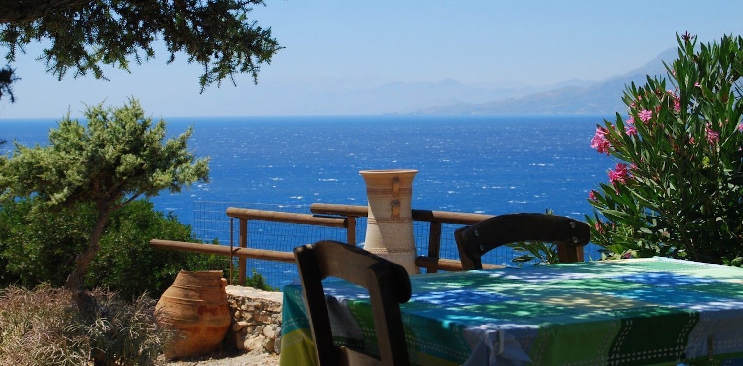 ΦΠΑ: Προς μονιμοποίηση το 13% σε τουρισμό, μεταφορές, καφέ, κινηματογράφους, θέατρα