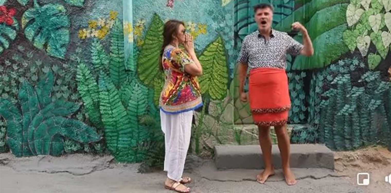 Ο Φοίβος Δεληβοριάς χορεύει με... σημαία του μια φούστα - Το απολαυστικό βίντεο με τη Γαρμπή