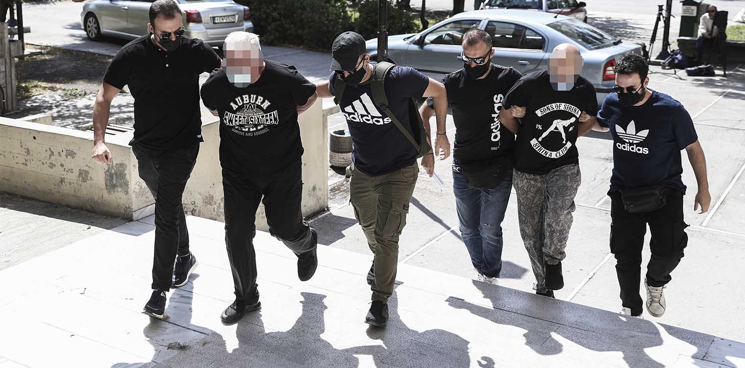 Φρίκη στην Ηλιούπολη: Στον εισαγγελέα ο πατέρας και ο αστυνομικός που κακοποιούσαν και εξέδιδαν τη 19χρονη
