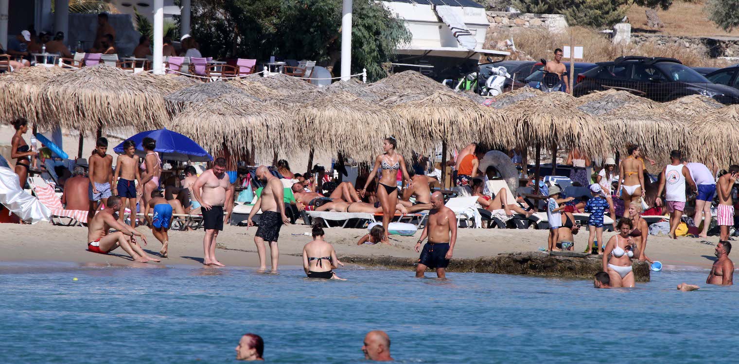 Πάρος: Το πρωί εμβόλιο και το βράδυ... κορωνοπάρτι - Σε αυξημένη επιτήρηση το νησί