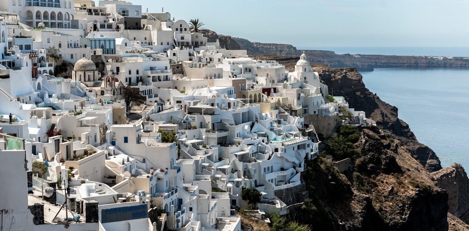 Κορονοϊός: Πάρος και Σαντορίνη παίρνουν τα μέτρα τους για μη γίνουν Μύκονος
