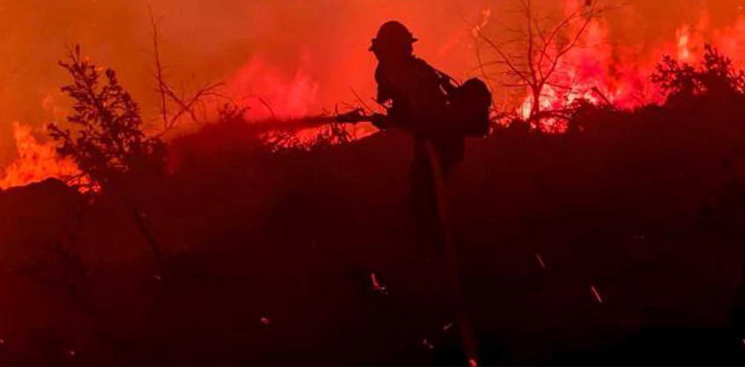 ΗΠΑ: Οι πυροσβέστες προσπαθούν να θέσουν υπό έλεγχο την πυρκαγιά Ντίξι στην Καλιφόρνια