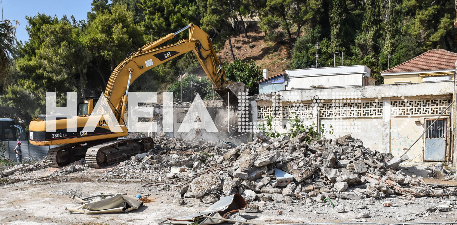 Τέλος εποχής στο Κατάκολο - Κατεδαφίζονται τουριστικό περίπτερο και λιμενικό ταμείο