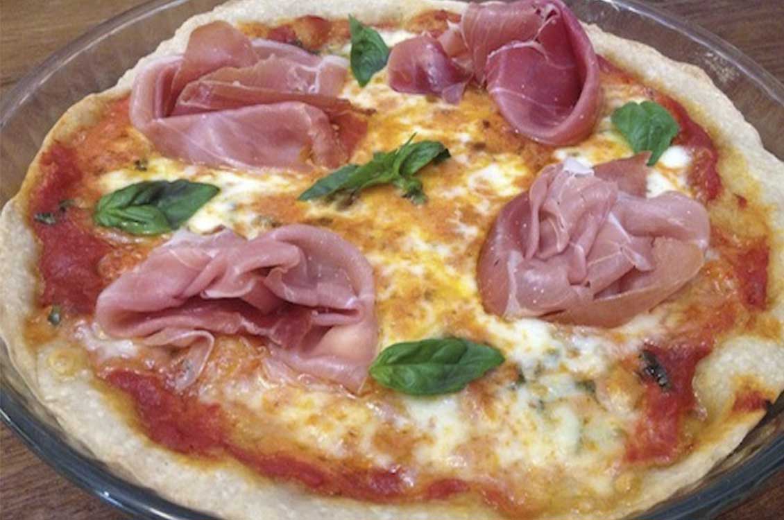Πίτσα με... άρωμα και χρώμα Ιταλίας (mozzarella &amp; prosciutto)