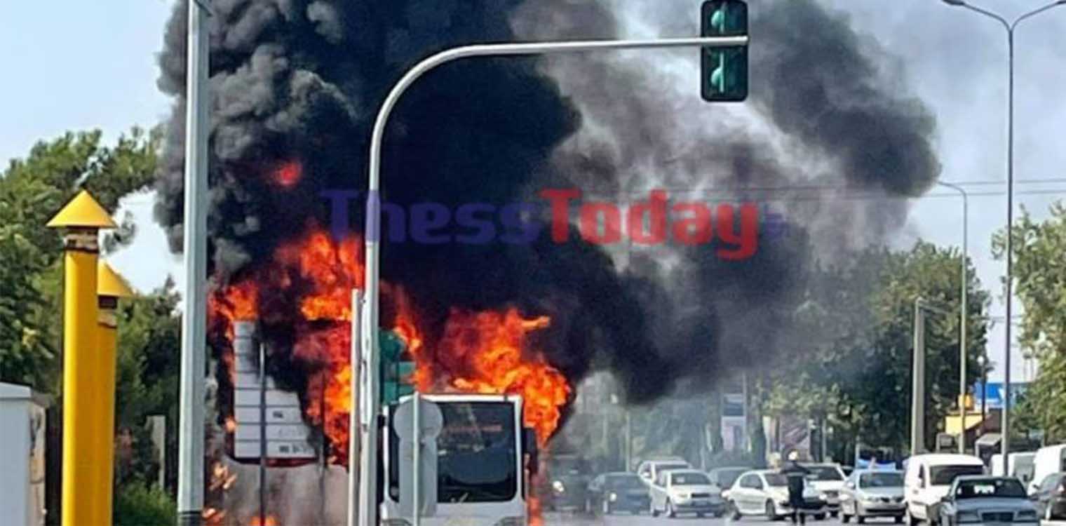 Θεσσαλονίκη: Λεωφορείο του ΟΑΣΘ καίγεται ολοσχερώς κοντά στα ΙΚΕΑ - Εικόνες σοκ