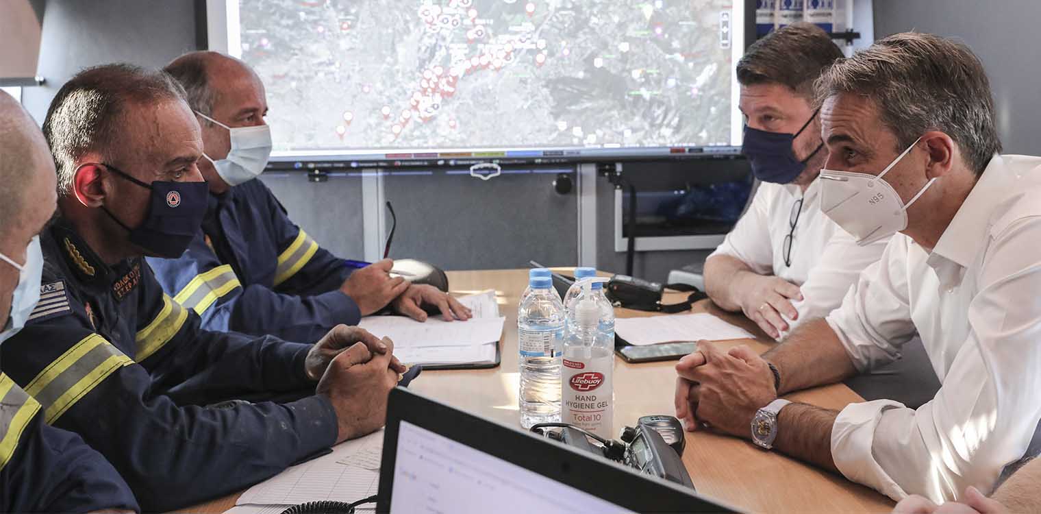 Φωτιά: Στο Συντονιστικό Κέντρο Επιχειρήσεων της πυροσβεστικής ο Μητσοτάκης