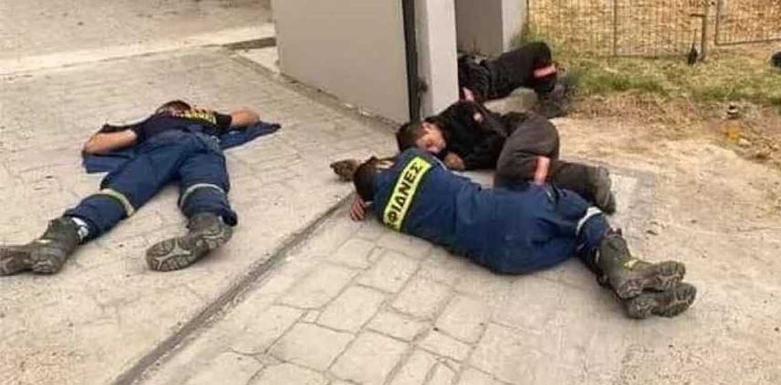 Φωτιές στην Αττική: Συγκλονιστικές φωτογραφίες με εθελοντές πυροσβέστες την ώρα της μάχης