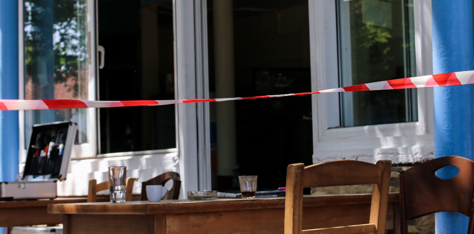 Συζυγοκτονία στη Λάρισα: «Βολές στον θώρακα και -πιθανόν- χαριστική βολή στο κεφάλι δέχτηκε η 43χρονη»
