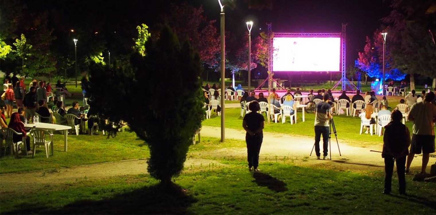 Γρεβενά: Σε πάρκο παρακολούθησαν τον Τεντόγλου - Φωταγωγημένο το δημαρχείο για τρεις μέρες