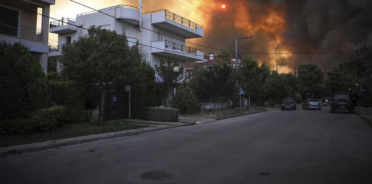 Φωτιά στη Βαρυμπόμπη: Στο νοσοκομείο με αναπνευστικά προβλήματα 6 άτομα - Απομακρύνθηκαν οι εγκλωβισμένοι