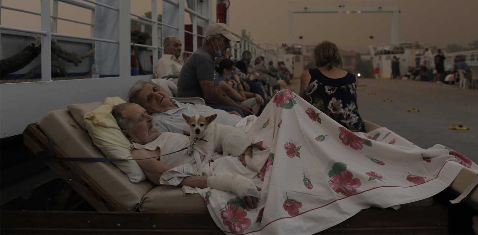 Φωτιά στην Εύβοια: Συγκινεί η φωτογραφία των ηλικιωμένων πυρόπληκτων πάνω στο ferry boat