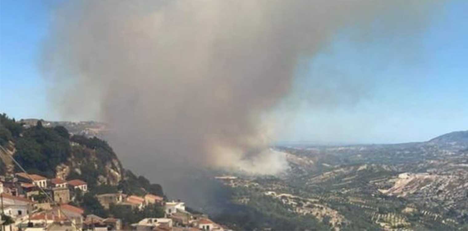 Φωτιά - Κρήτη: Πυρκαγιά σε δύσβατο σημείο στον Άγιο Θωμά