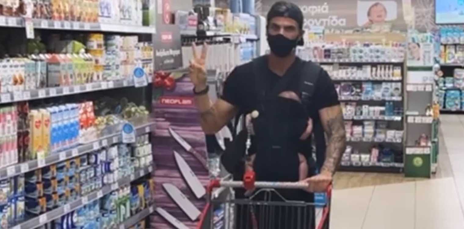 Άκης Πετρετζίκης: Για ψώνια στο σούπερ μάρκετ με το γιο του [Εικόνα]