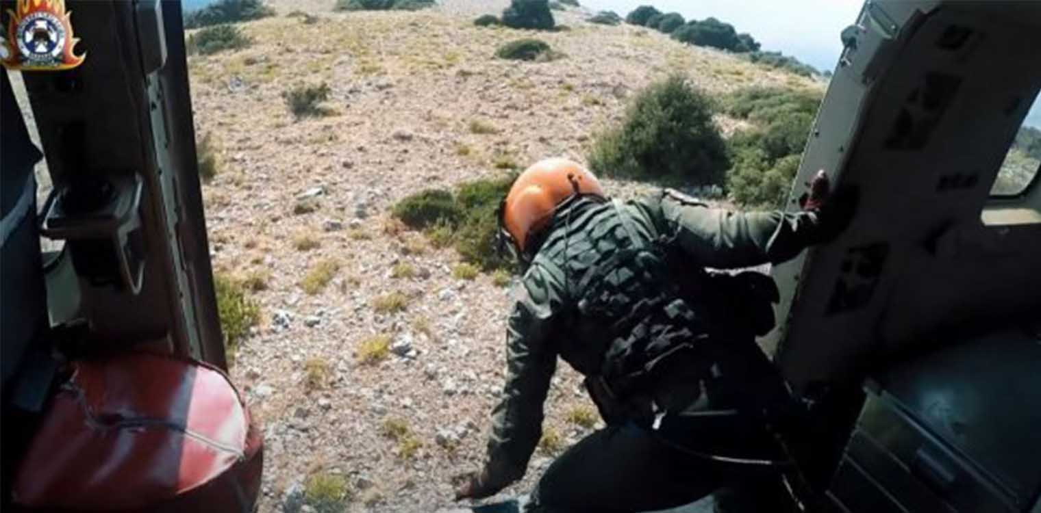 Φωτιά - Εντυπωσιακό βίντεο της πυροσβεστικής: Η ομάδα με τα ελικόπτερα που επιχειρεί σε δυσπρόσιτα σημεία