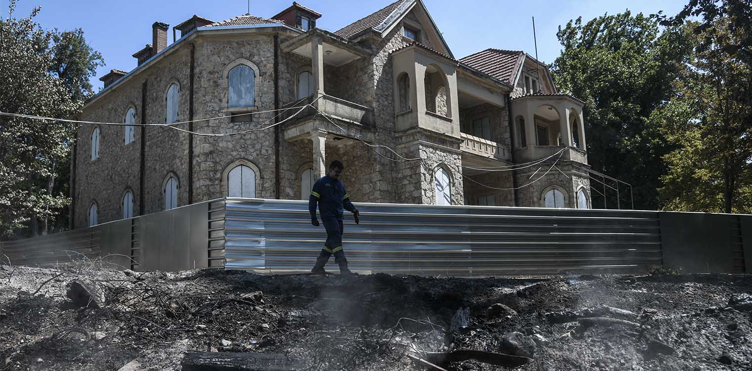 Καταστράφηκε ολοσχερώς το Τατόι από την φωτιά (photos)