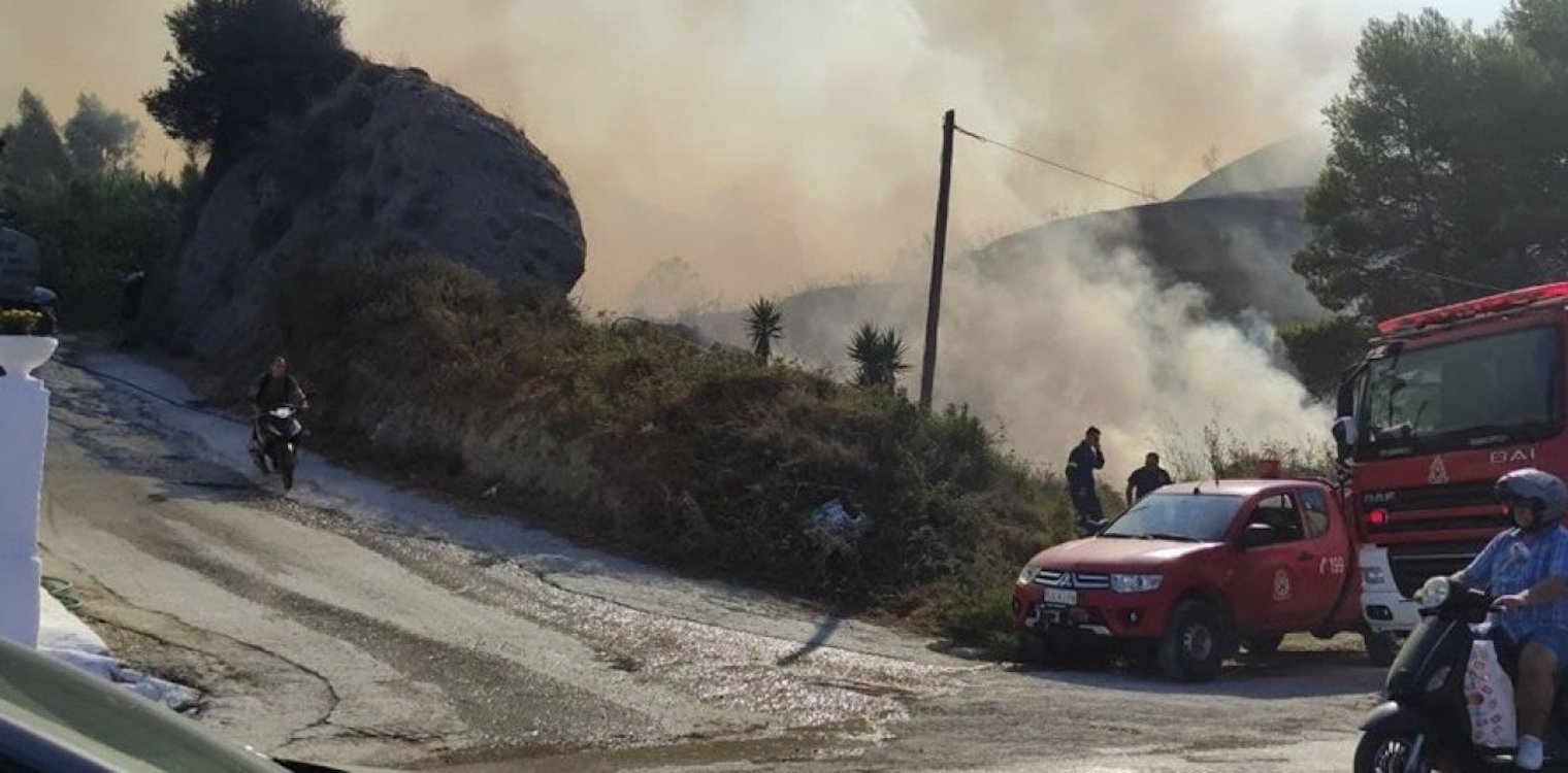 Φωτιά στη Ζάκυνθο: Απειλεί σπίτια στο Αργάσι