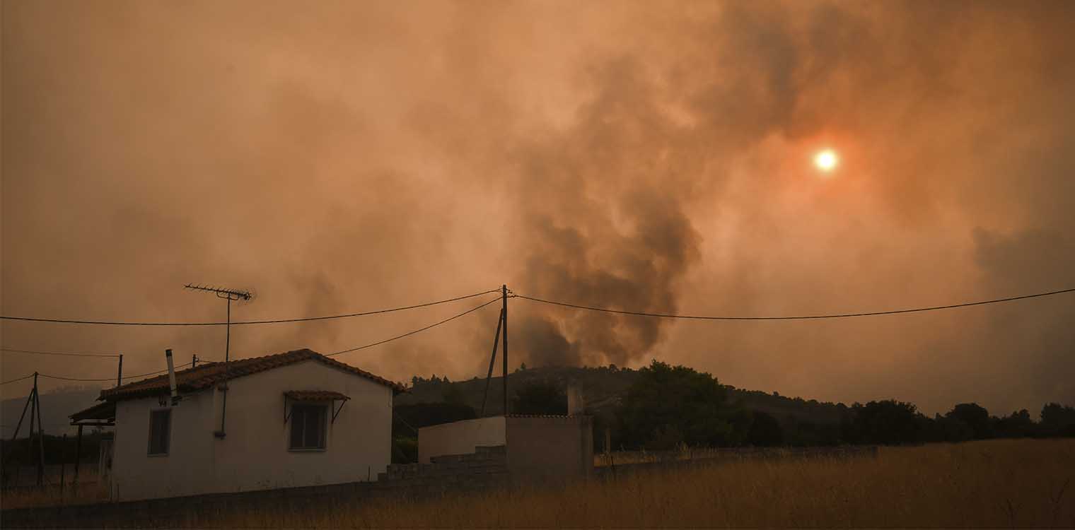 Φωτιά στα Βίλια: Οριοθετημένη στο μεγαλύτερος μέρος της η πυρκαγιά - Ανησυχία για αναζωπυρώσεις