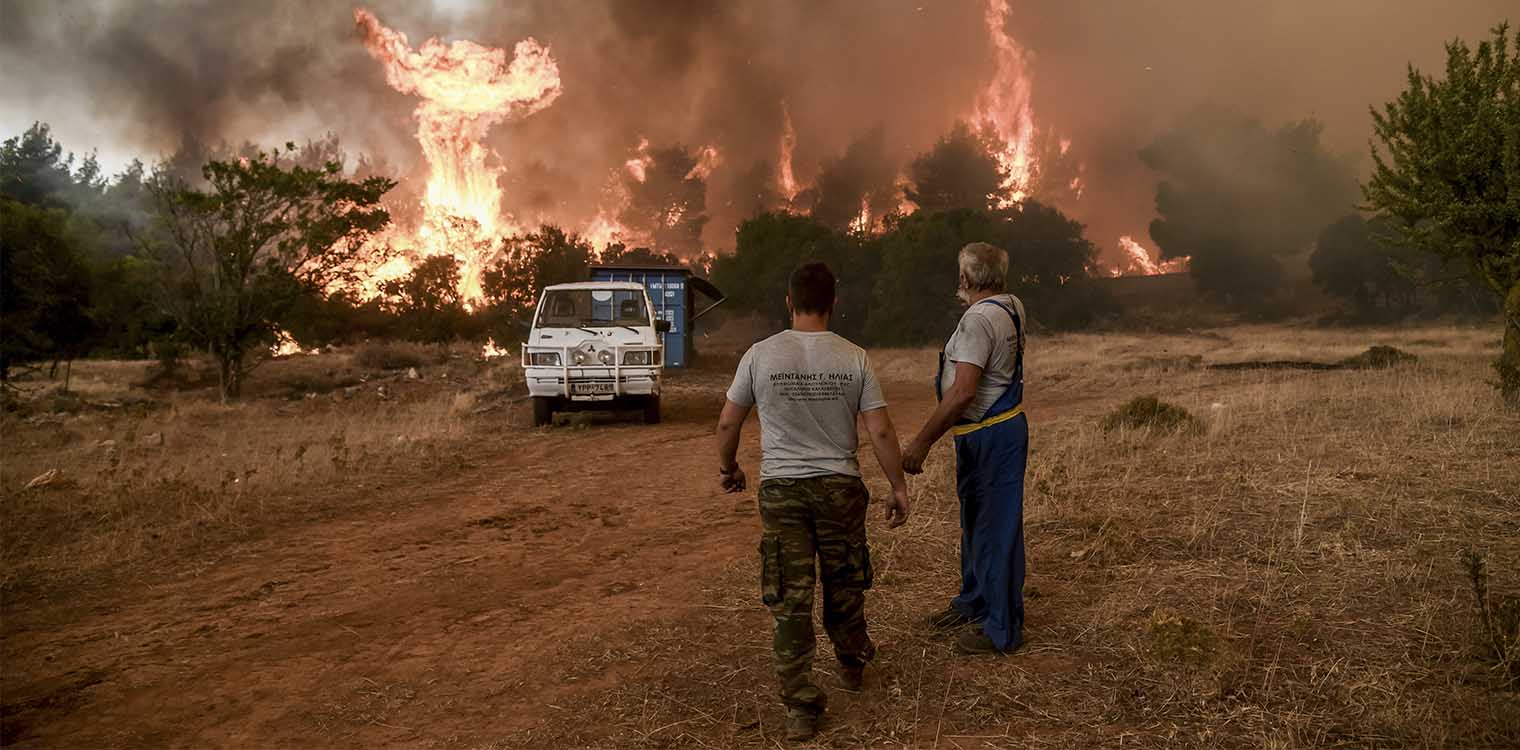 Φωτιές: 299 πυροσβέστες επιχειρούν στα Βίλια –Στη μάχη και 61 Ρουμάνοι πυροσβέστες