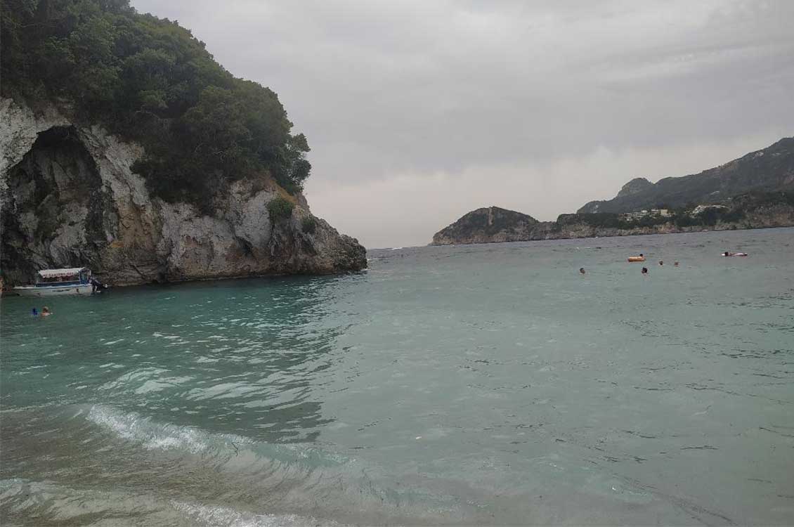 Κέρκυρα: Η παραλία της Ροβινιάς η υδάτινη «γωνιά του παραδείσου» στο νησί των Φαιάκων