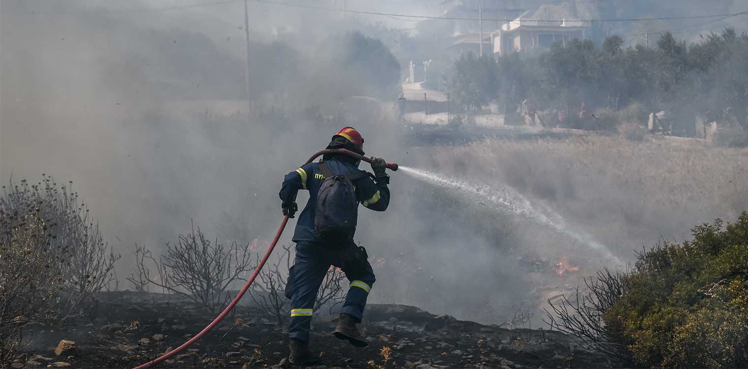 Φωτιά στα Βίλια: Νέα μεγάλη αναζωπύρωση - Συνεχείς οι ρίψεις νερού από τις εναέριες δυνάμεις (upd)