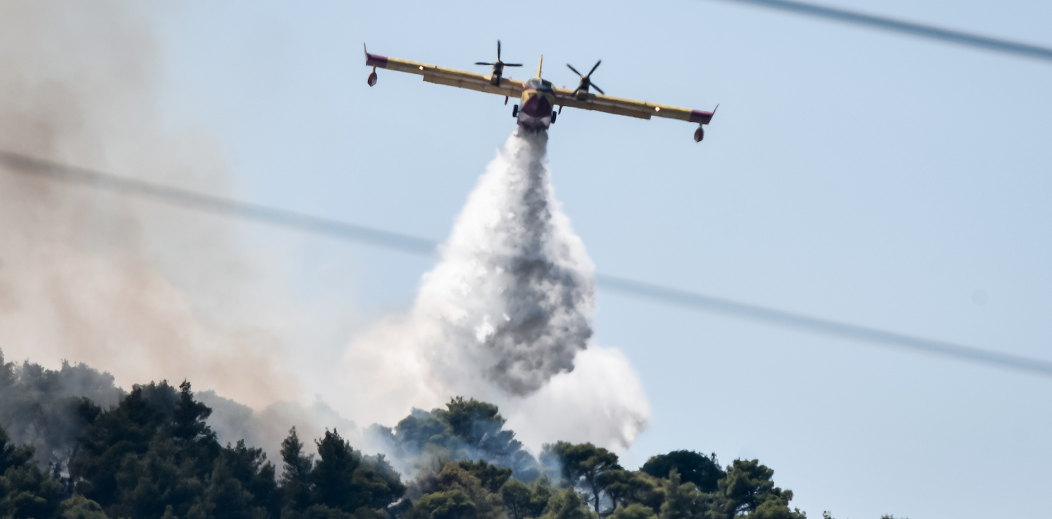 Φωτιά στα Βίλια: Άλλαξαν φορά οι άνεμοι - Προς τον οικισμό κατευθύνονται οι φλόγες