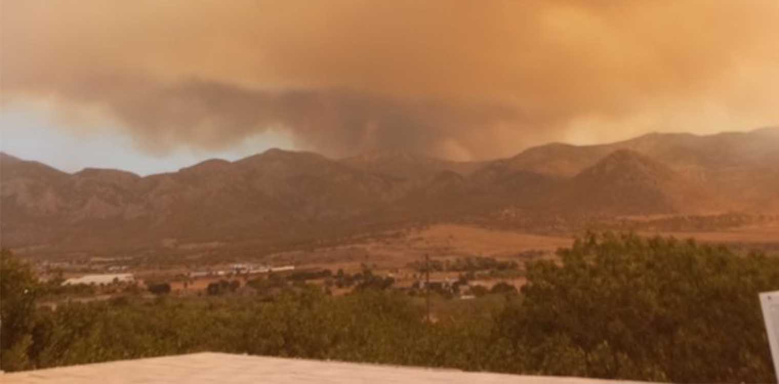 Φωτιά στην περιοχή Κάζα στα Βίλια Αττικής - Απειλούνται σπίτια, εντολή εκκένωσης απο το 112