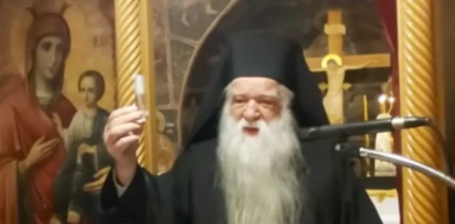 Χαμός σε εκκλησία της Αχαΐας με τον πρώην Μητροπολίτη Αμβρόσιο - Έβγαλε ψεκαστήρι που έλεγε ότι είχε το φάρμακο για τον κορωνοϊό