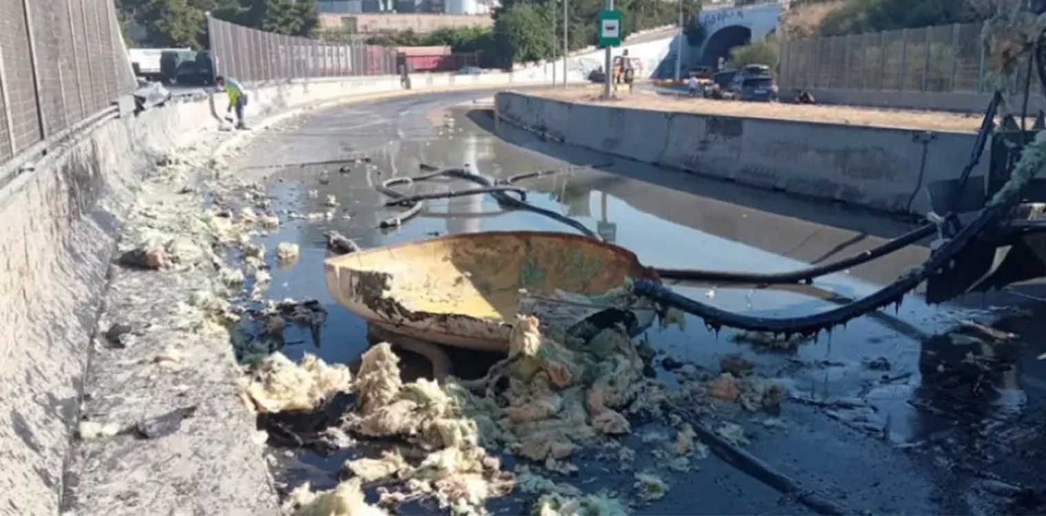Ανατροπή βυτιοφόρου: Πάνω από έξι ώρες κλειστή η λεωφόρος στη Δραπετσώνα