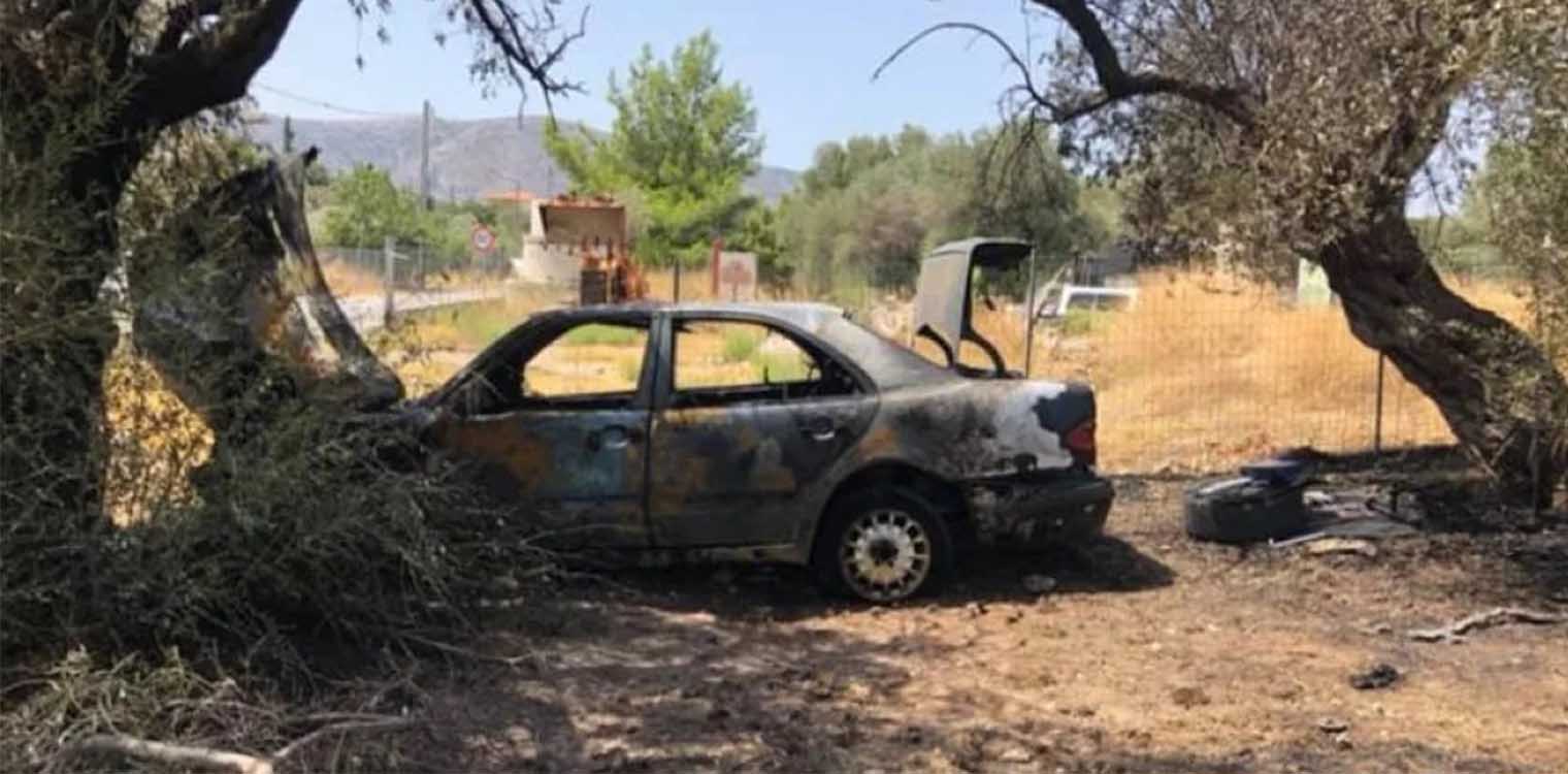 Τροχαίο στην Κερατέα: Αυτοκίνητο καρφώθηκε σε δέντρο και τυλίχτηκε στις φλόγες