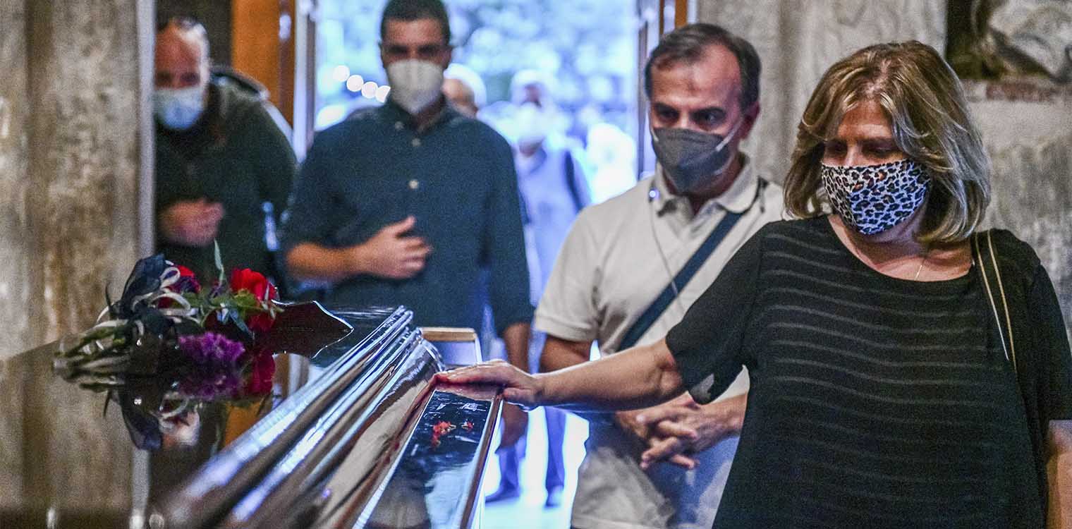 Μίκης Θεοδωράκης: Για δεύτερη ημέρα σε λαϊκό προσκύνημα - Πλήθος κόσμου την πρώτη ημέρα
