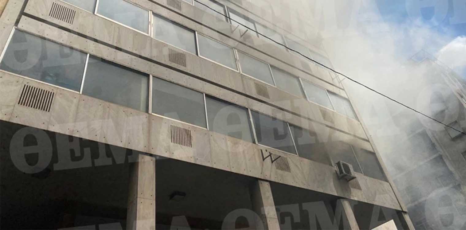 Υπό έλεγχο η φωτιά σε κτίριο στο κέντρο της Αθήνας - Απεγκλώβισαν άτομα από τους ορόφους (upd)