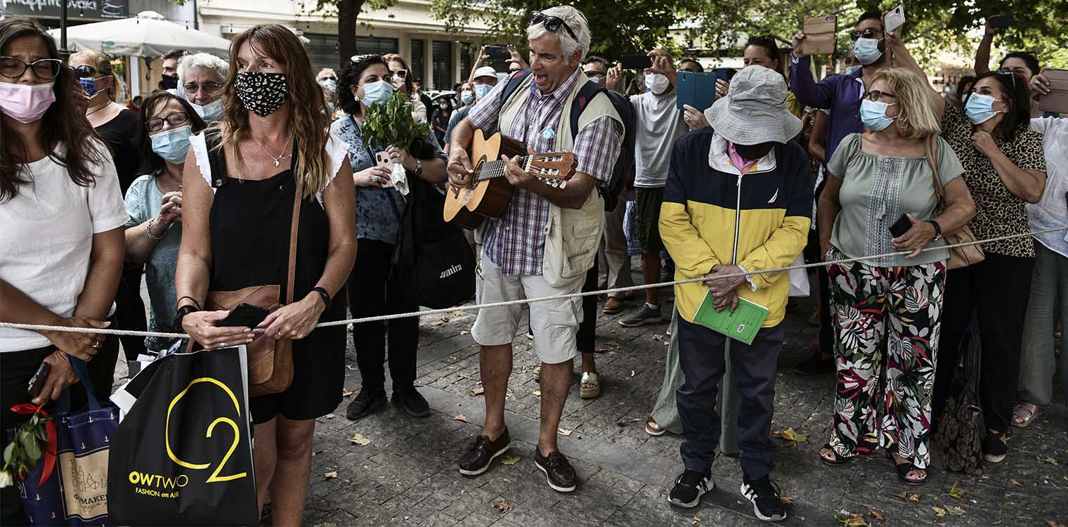 Μίκης Θεοδωράκης - Λαϊκό προσκύνημα: Συγκίνηση και δέος για τον μεγάλο συνθέτη