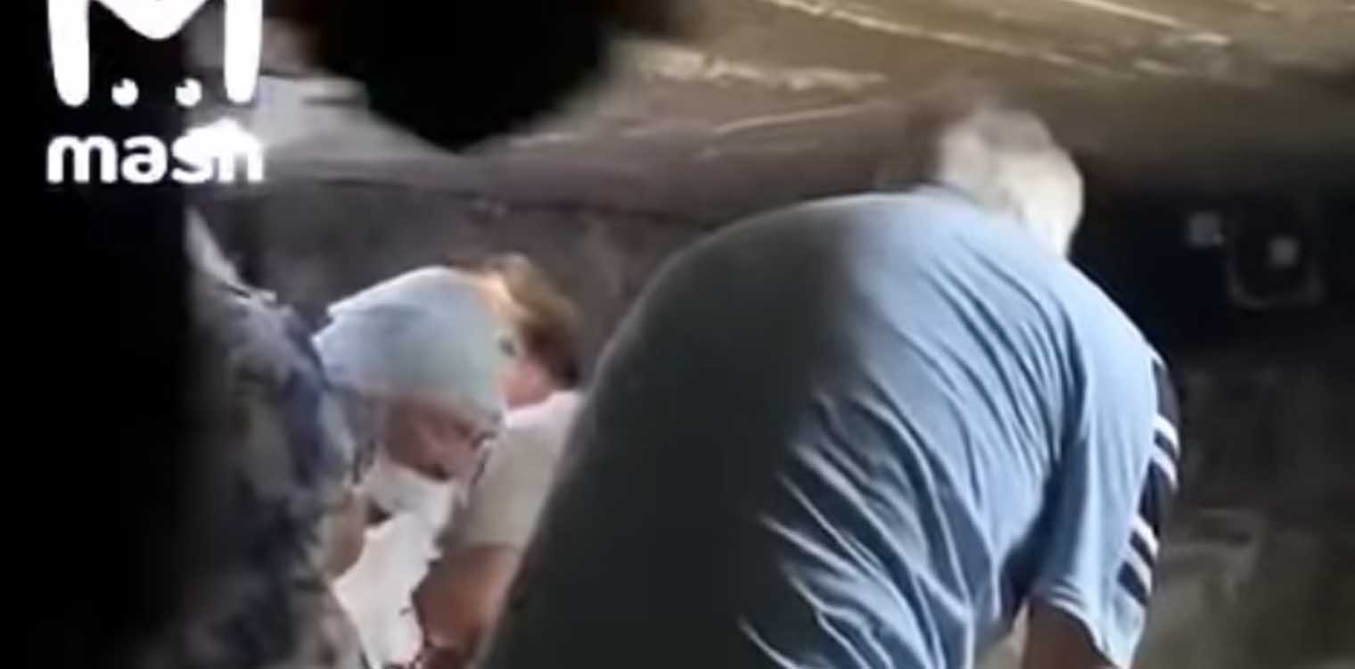 Κύπρος: Ρωσίδα τουρίστρια ξάπλωσε μέσα στην σαρκοφάγο του Αγίου Λαζάρου και σφήνωσε