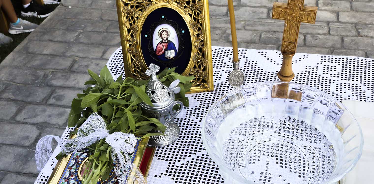 «Να κρατάω τον σταυρό του Χριστού και να φοράω μάσκα;» - Ένταση στον αγιασμό στο Αμύνταιο