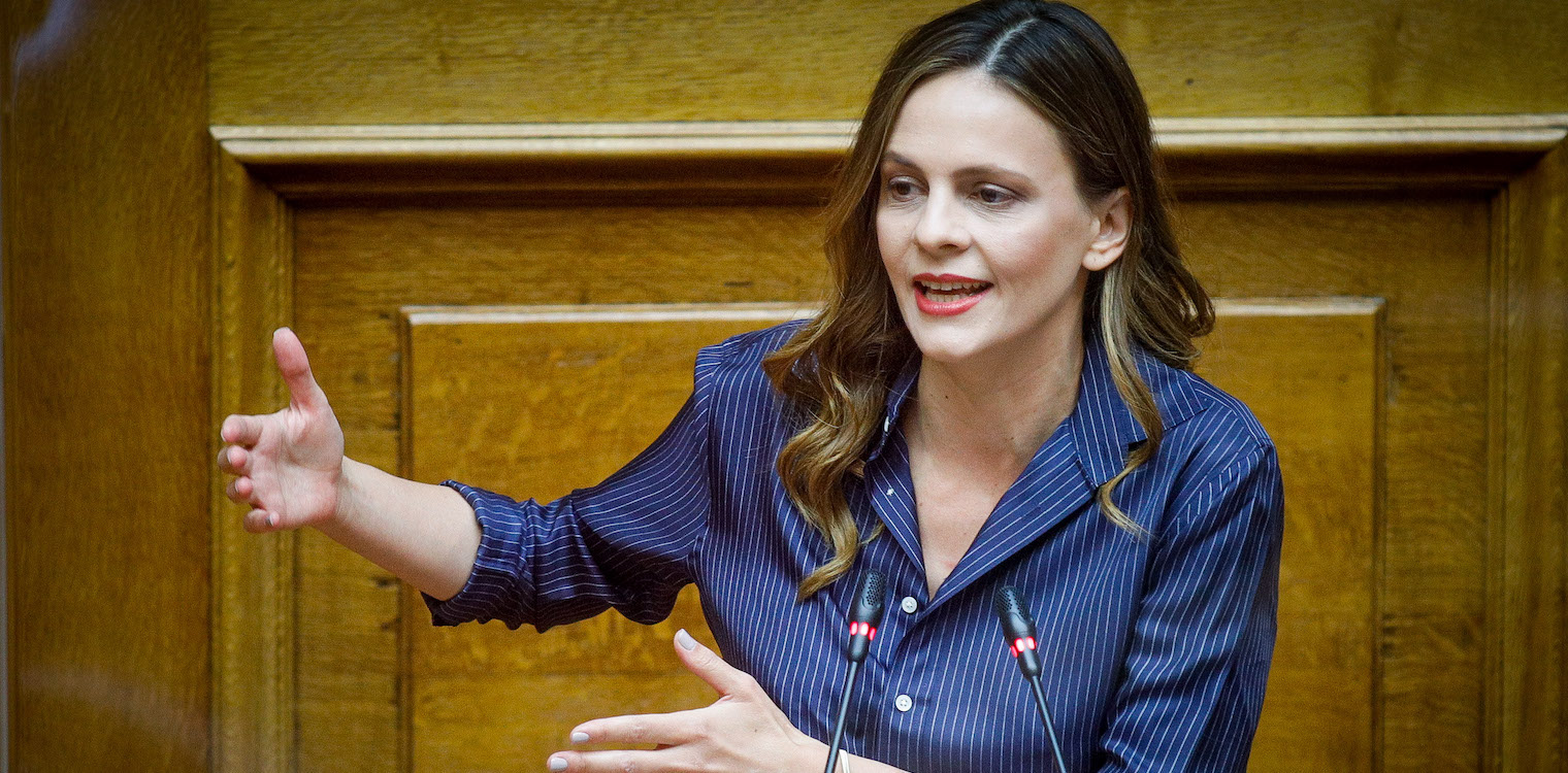 Ε. Αχτσιόγλου: Ο κ. Μητσοτάκης ακόμα και τώρα συνεχίζει να κοροϊδεύει την κοινωνία