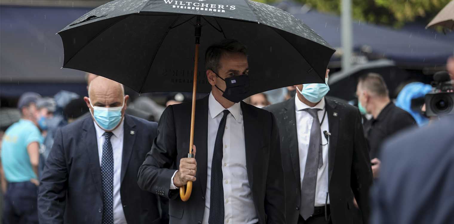 Μητσοτάκης: Οι αποδοκιμασίες στην κηδεία Θεοδωράκη - Ο διάλογος με Κουτσούμπα