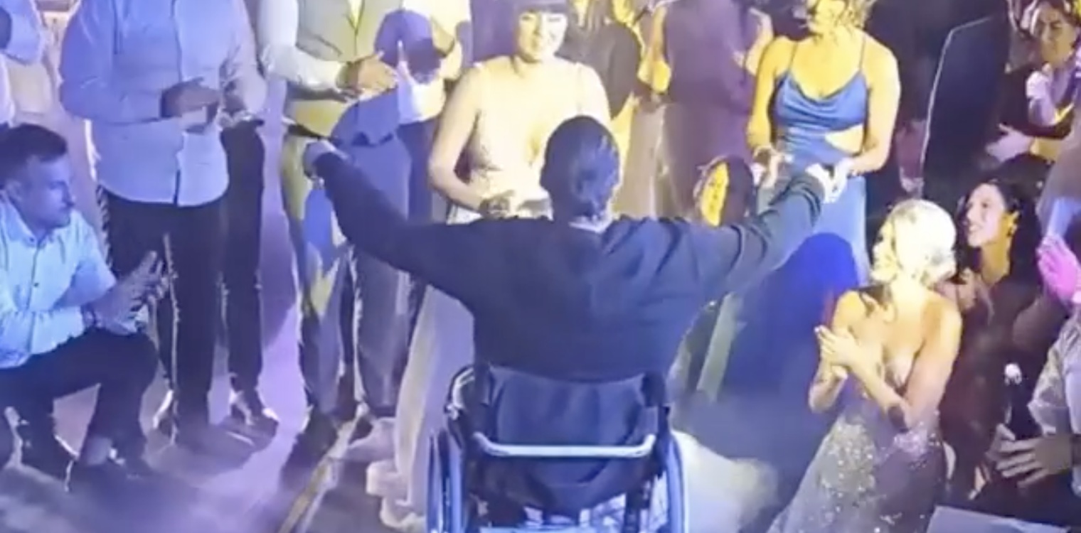 Άτομο σε αμαξίδιο χορεύει ζεϊμπέκικο σε γάμο την ώρα που τραγουδά o Τσαλίκης