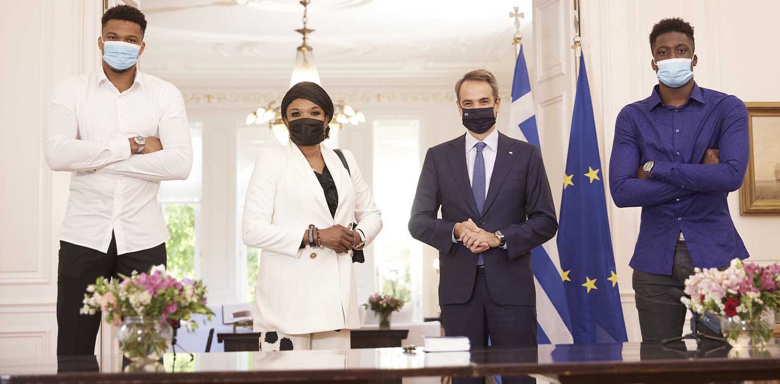 Μητσοτάκης: Στο πρόσωπο της οικογένειας Αντετοκούνμπο αντικατοπτρίζεται η Ελλάδα που θέλουμε