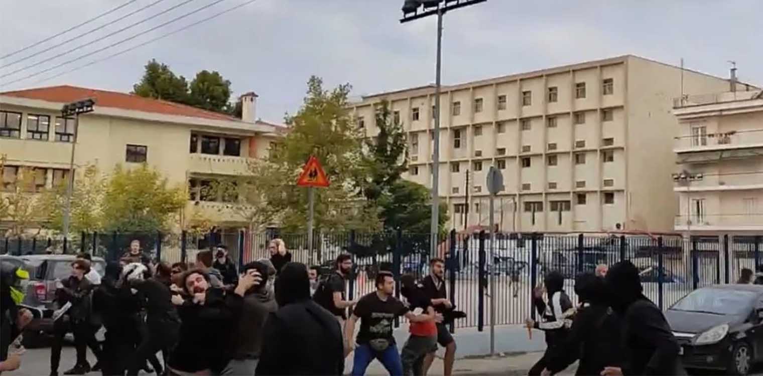 Άγρια επεισόδια έξω από σχολείο στη Θεσσαλονίκη: Ξύλο με καδρόνια (videos)