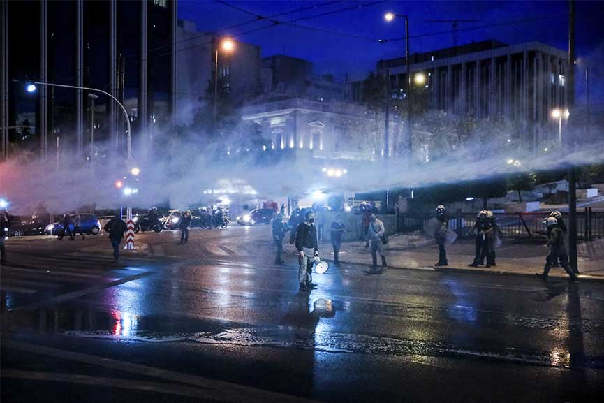 Αξιολόγηση: Χημικά και αύρα κατά των εκπαιδευτικών στην Αθήνα (Vid)